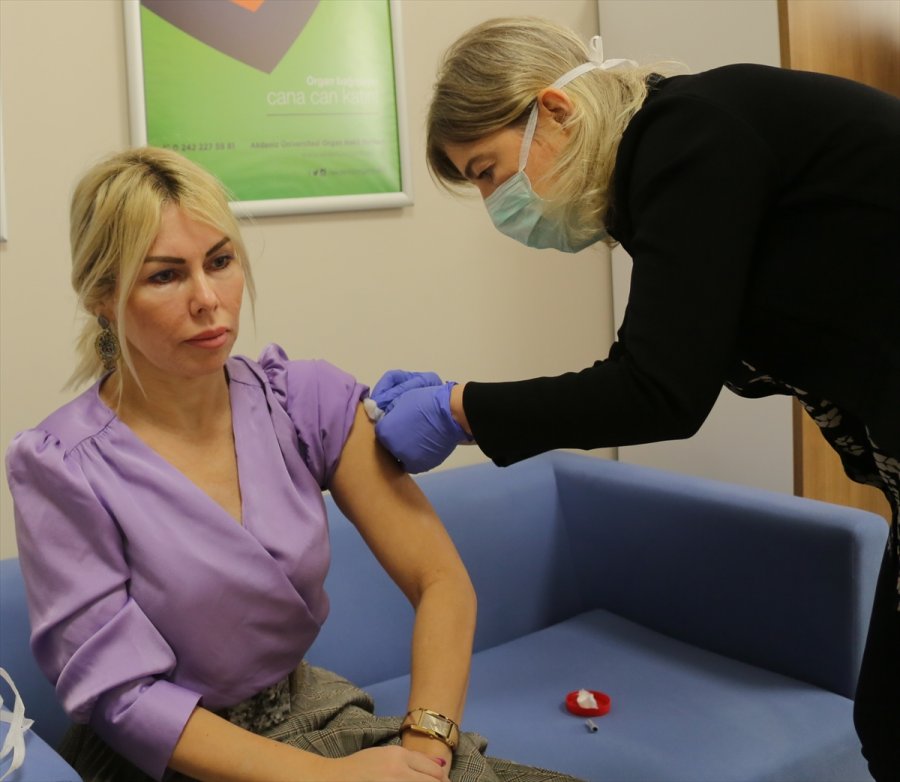 Kovid-19 Aşısının 2. Dozu Yapılan Akdeniz Üniversitesi Rektörü Özkan: 