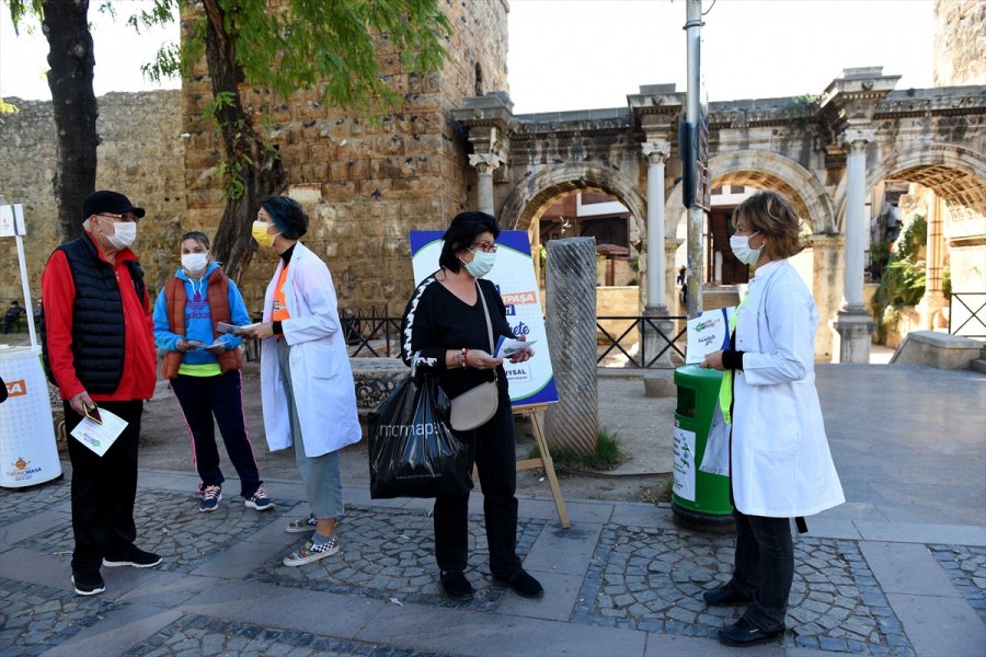 Tarihi Üç Kapılar'da Sağlık Bilgilendirmesi Yapıldı
