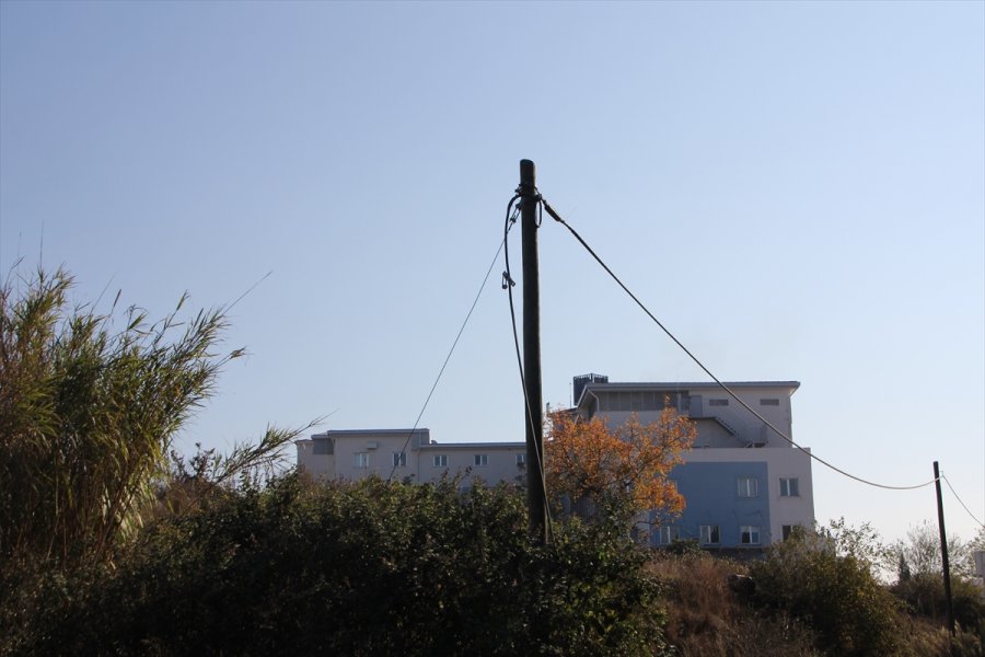 Antalya'da Telefon Direklerinden Kablo Hırsızlığı