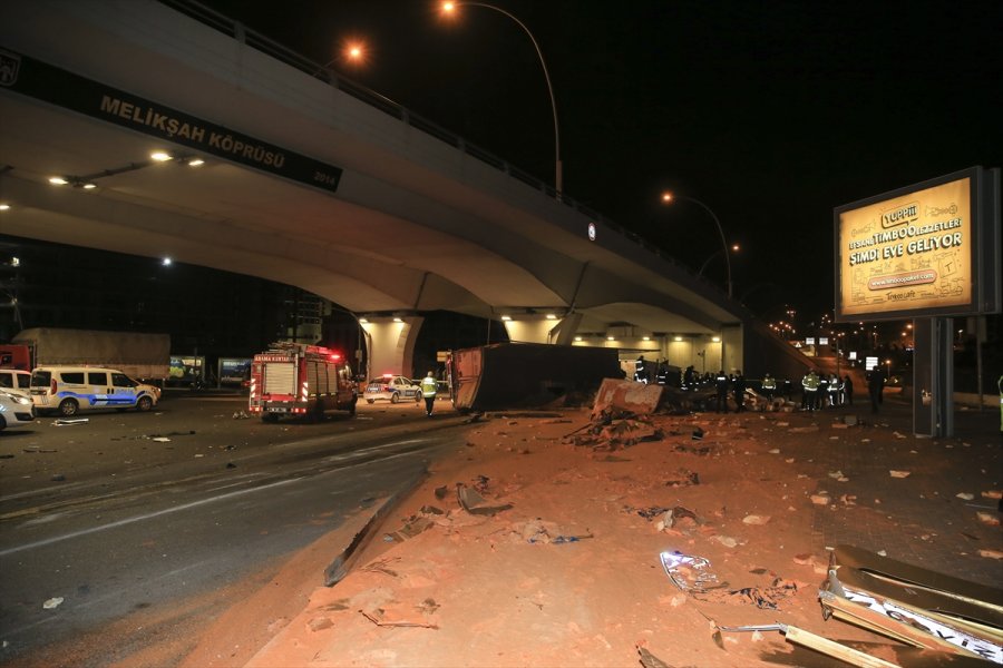 Başkentte Devrilen Tırın Sürücüsü Hayatını Kaybetti