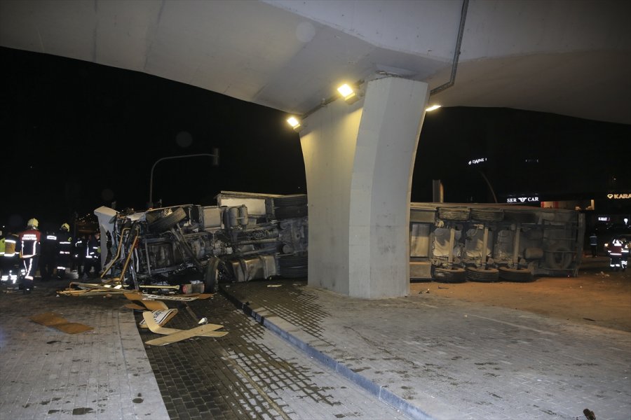 Başkentte Devrilen Tırın Sürücüsü Hayatını Kaybetti