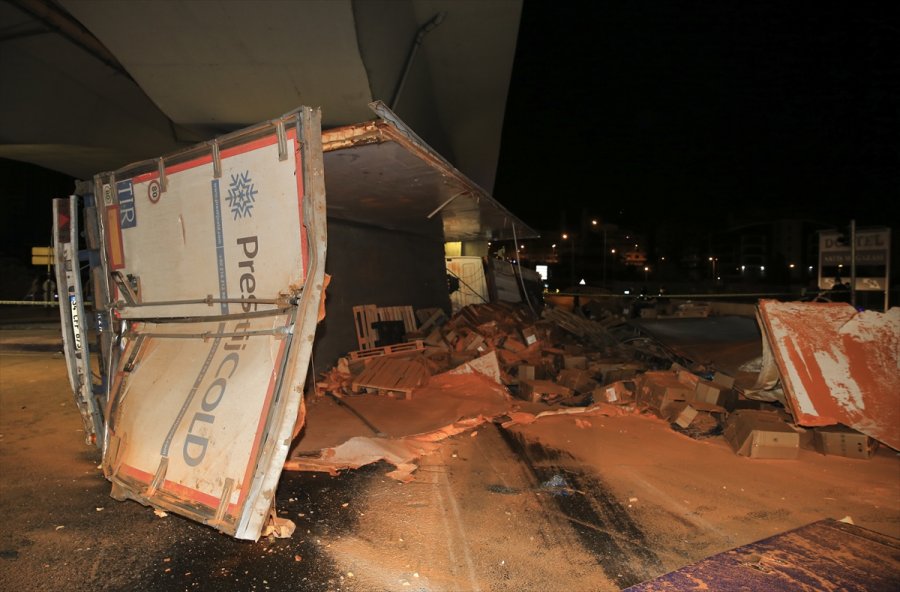 Başkentte Devrilen Tırın Sürücüsü Hayatını Kaybetti