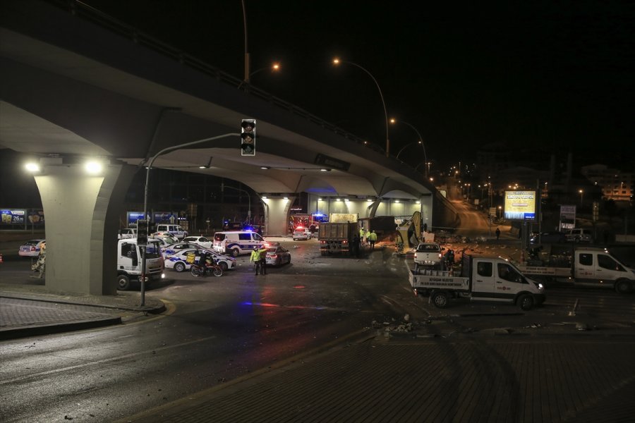 Başkentte Devrilen Tırın Sürücüsü Hayatını Kaybetti