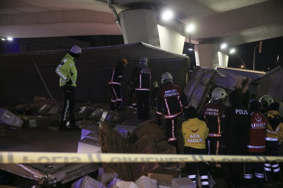 Başkentte Devrilen Tırın Sürücüsü Hayatını Kaybetti