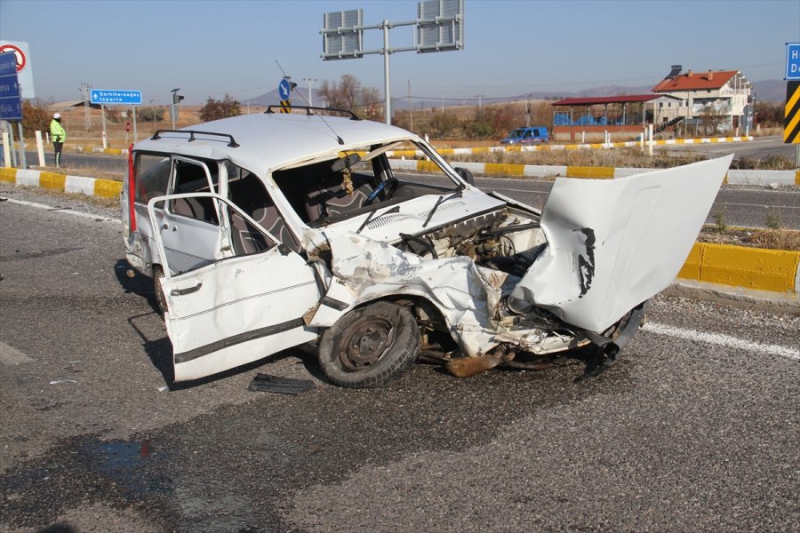 Konya'da Otomobille Minibüs Çarpıştı: 1 Ölü, 3 Yaralı