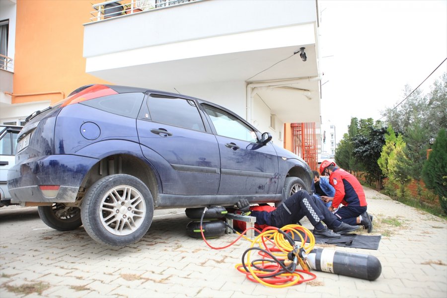Mersin'de Art Arda 4 Aracın Motor Bölümüne Giren Kedi Yavrusu Kurtarıldı