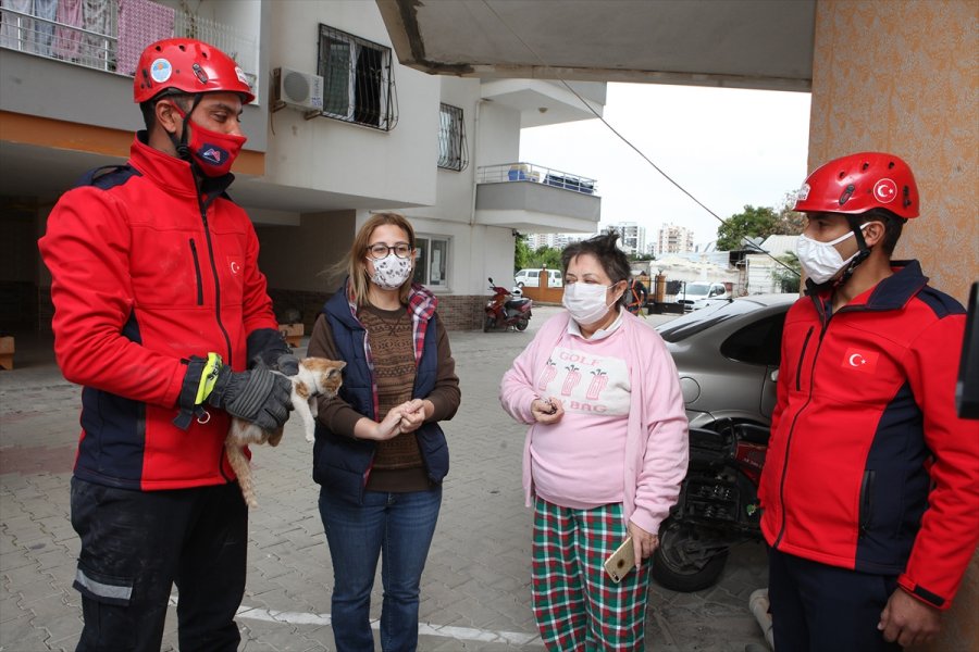 Mersin'de Art Arda 4 Aracın Motor Bölümüne Giren Kedi Yavrusu Kurtarıldı