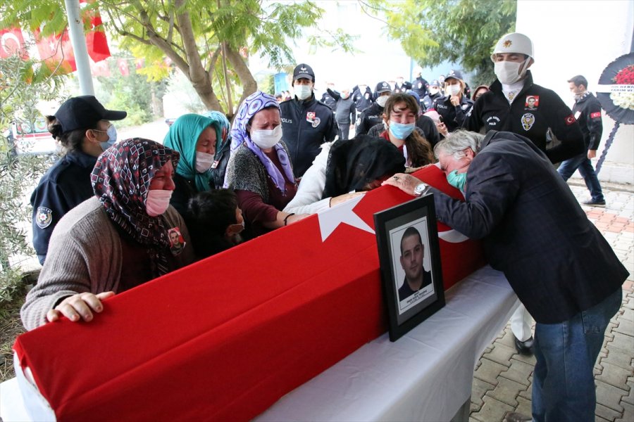 Mersin'de Midibüsün Devrilmesi Sonucu Şehit Olan Polis Son Yolculuğuna Uğurlandı