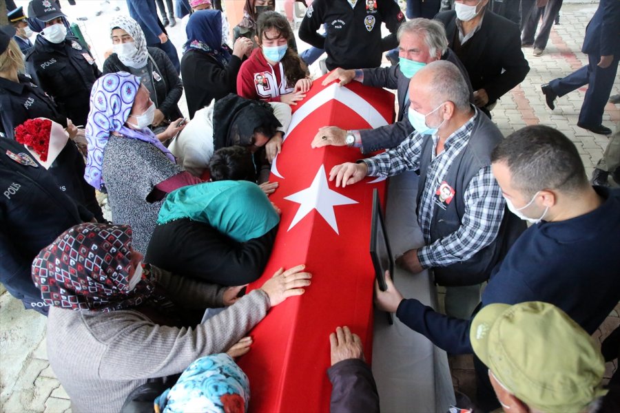 Mersin'de Midibüsün Devrilmesi Sonucu Şehit Olan Polis Son Yolculuğuna Uğurlandı