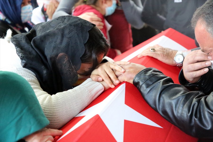 Mersin'de Midibüsün Devrilmesi Sonucu Şehit Olan Polis Son Yolculuğuna Uğurlandı