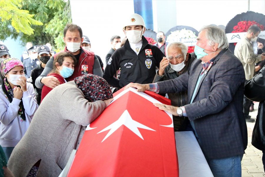Mersin'de Midibüsün Devrilmesi Sonucu Şehit Olan Polis Son Yolculuğuna Uğurlandı