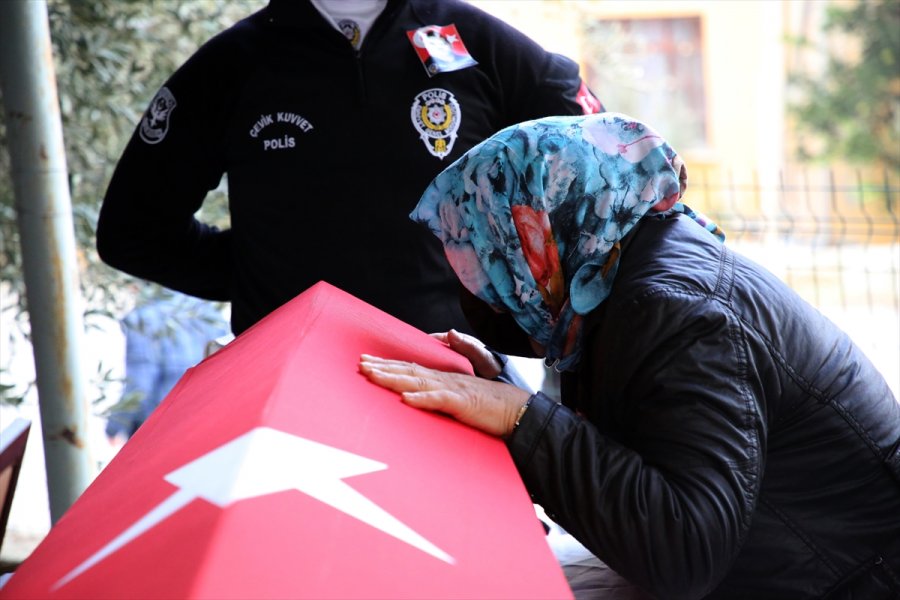 Mersin'de Midibüsün Devrilmesi Sonucu Şehit Olan Polis Son Yolculuğuna Uğurlandı