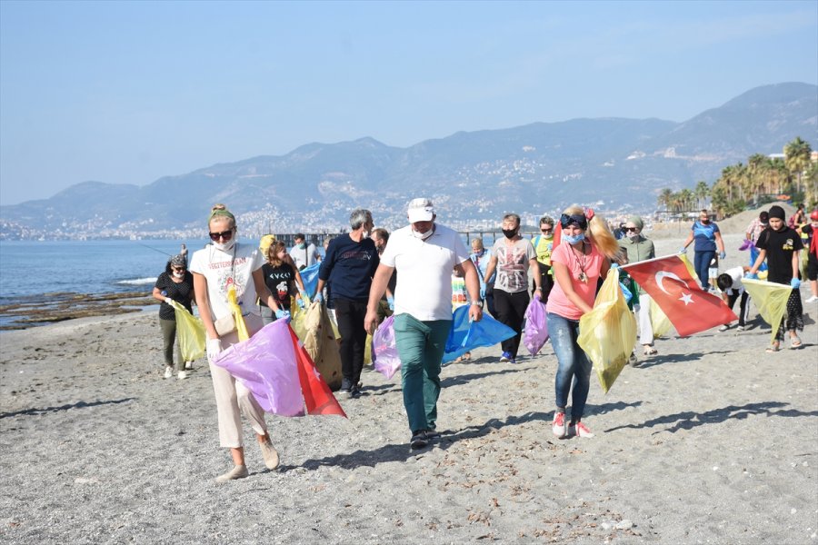 Alanya'da Yerleşik Yabancılar Çevre Temizliği İçin Bir Araya Geldi