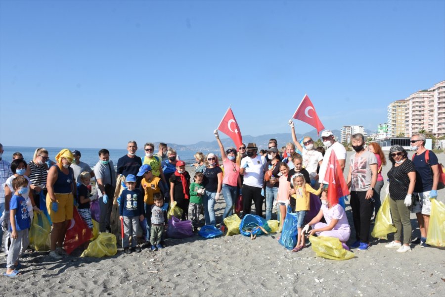 Alanya'da Yerleşik Yabancılar Çevre Temizliği İçin Bir Araya Geldi