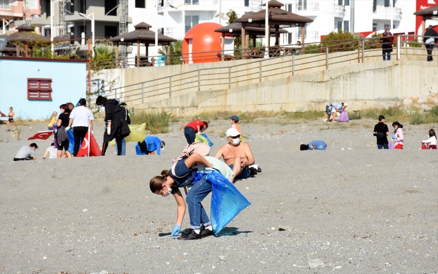 Alanya'da Yerleşik Yabancılar Çevre Temizliği İçin Bir Araya Geldi