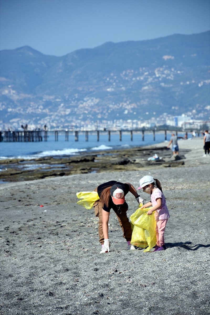 Alanya'da Yerleşik Yabancılar Çevre Temizliği İçin Bir Araya Geldi