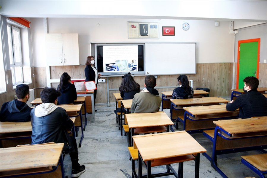 Anne Ve Babasının İzinden Giden 