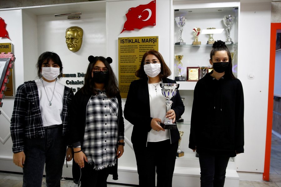 Anne Ve Babasının İzinden Giden 