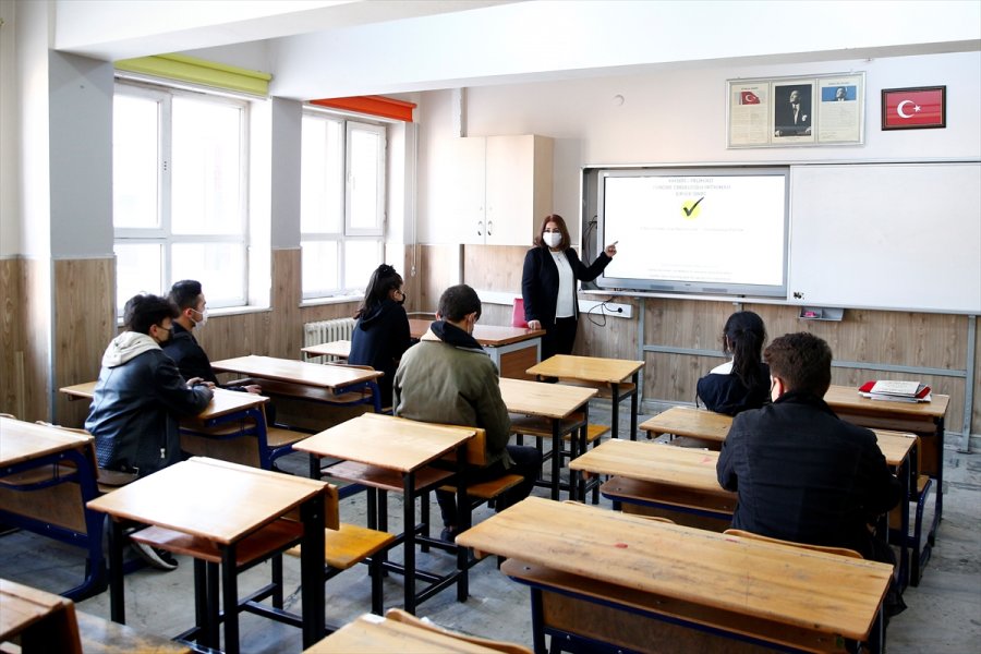 Anne Ve Babasının İzinden Giden 