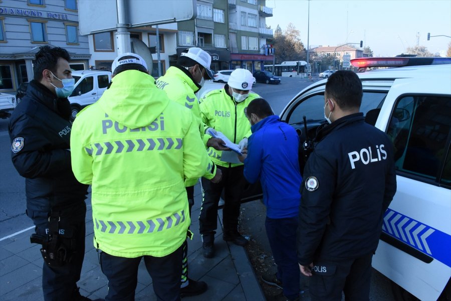 Kayseri'de Sokağa Çıkma Kısıtlamasına Uymayan Sürücü Kovalamaca Sonucu Yakalandı