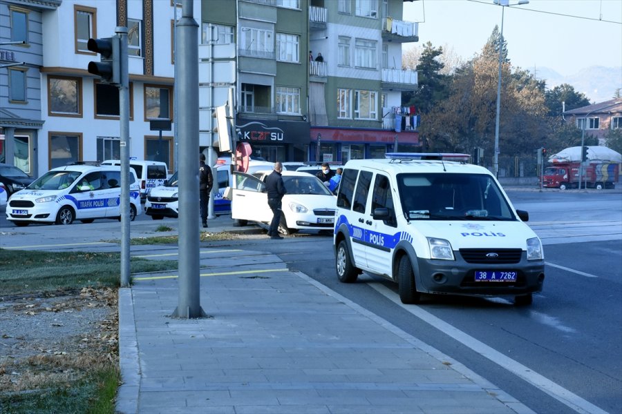 Kayseri'de Sokağa Çıkma Kısıtlamasına Uymayan Sürücü Kovalamaca Sonucu Yakalandı