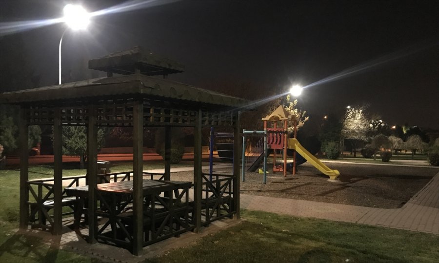 Konya, Afyonkarahisar, Karaman Ve Aksaray'da Cadde Ve Sokaklarda Sessizlik Hakim Oldu