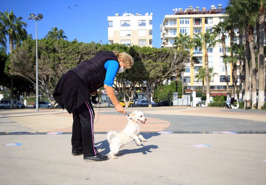 Mersin'de Vatandaşlar Güneşli Havanın Tadını Çıkarıyor