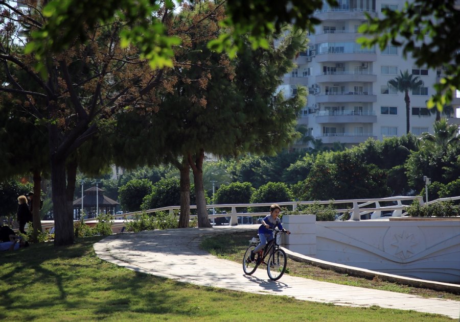 Mersin'de Vatandaşlar Güneşli Havanın Tadını Çıkarıyor
