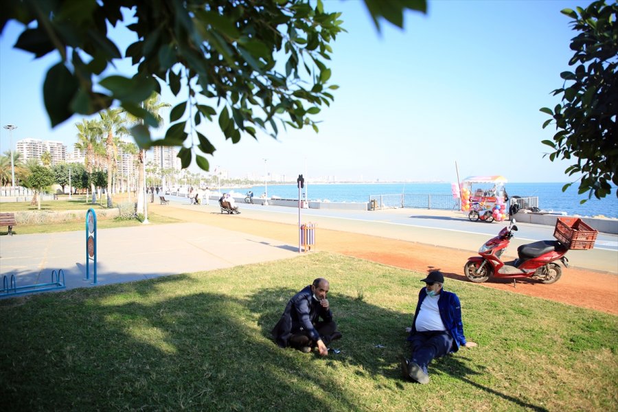 Mersin'de Vatandaşlar Güneşli Havanın Tadını Çıkarıyor