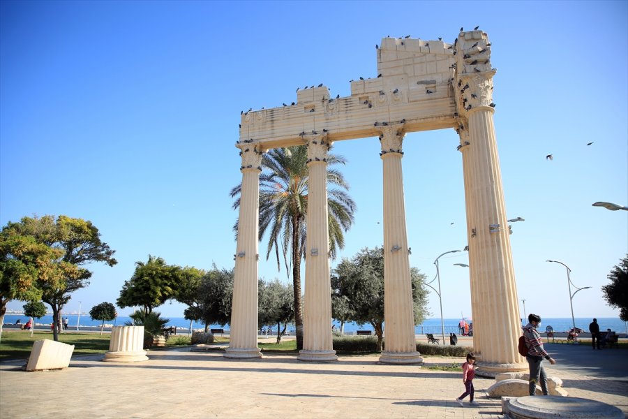 Mersin'de Vatandaşlar Güneşli Havanın Tadını Çıkarıyor