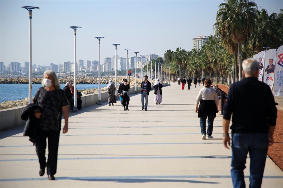 Mersin'de Vatandaşlar Güneşli Havanın Tadını Çıkarıyor
