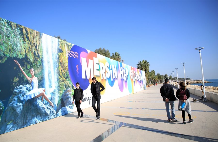 Mersin'de Vatandaşlar Güneşli Havanın Tadını Çıkarıyor