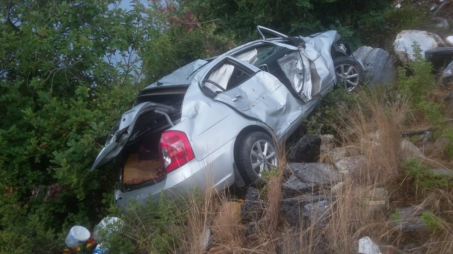 Alanya'da Otomobil Uçuruma Yuvarlandı: 5 Yaralı
