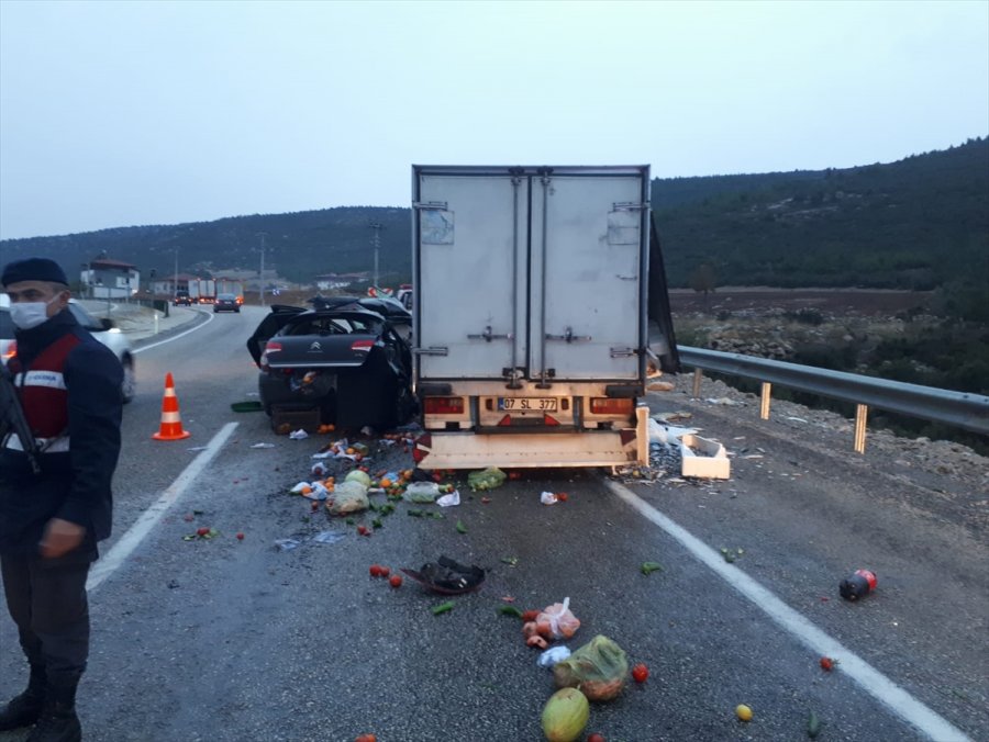Antalya'da Kamyonetle Otomobil Çarpıştı: 1 Ölü, 4 Yaralı