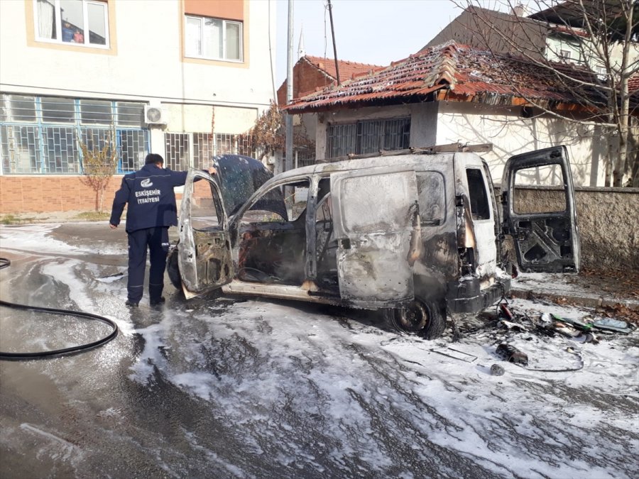 Eskişehir'de Aracında Çıkan Yangını Söndürmeye Çalışırken Fenalaşan Kişi Öldü