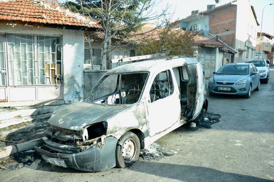 Eskişehir'de Aracında Çıkan Yangını Söndürmeye Çalışırken Fenalaşan Kişi Öldü