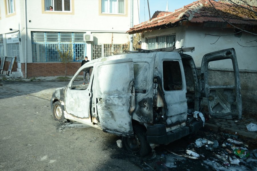 Eskişehir'de Aracında Çıkan Yangını Söndürmeye Çalışırken Fenalaşan Kişi Öldü