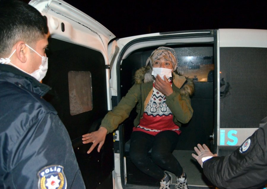 Aksaray'da Sokağa Çıkma Kısıtlamasına Uymayıp Parkta Alkol Alan Kadına Ceza