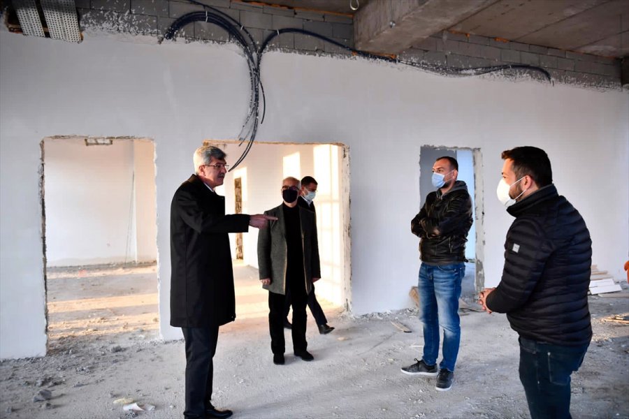 Beypazarı Belediye Başkanı Kaplan, Yapımı Süren Yeni Belediye Binasını İnceledi