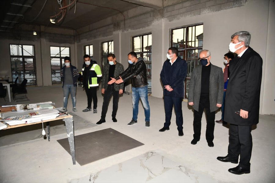 Beypazarı Belediye Başkanı Kaplan, Yapımı Süren Yeni Belediye Binasını İnceledi