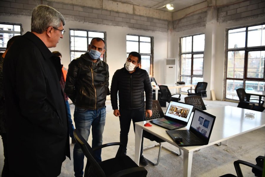 Beypazarı Belediye Başkanı Kaplan, Yapımı Süren Yeni Belediye Binasını İnceledi