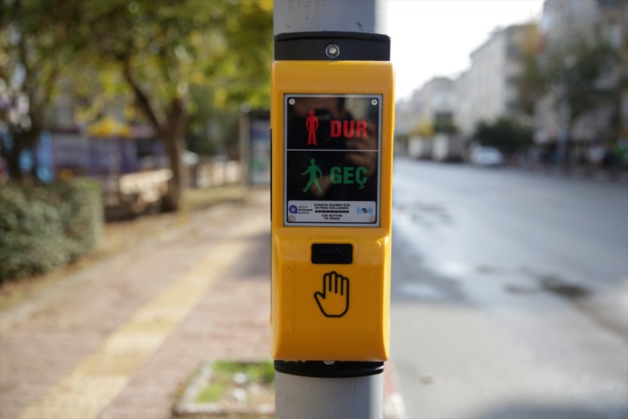 Görme Engelliler İçin Trafik Işıklarına Sesli Uyarı Cihazı Takıldı