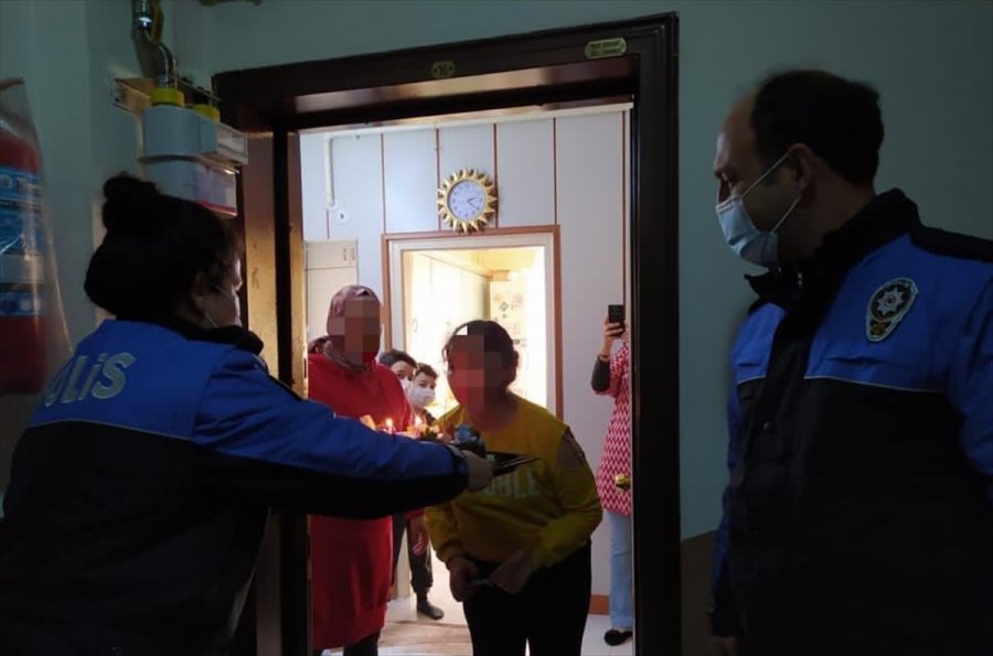 Kayseri'de Polisten Down Sendromlu Genç Kıza Doğum Günü Sürprizi