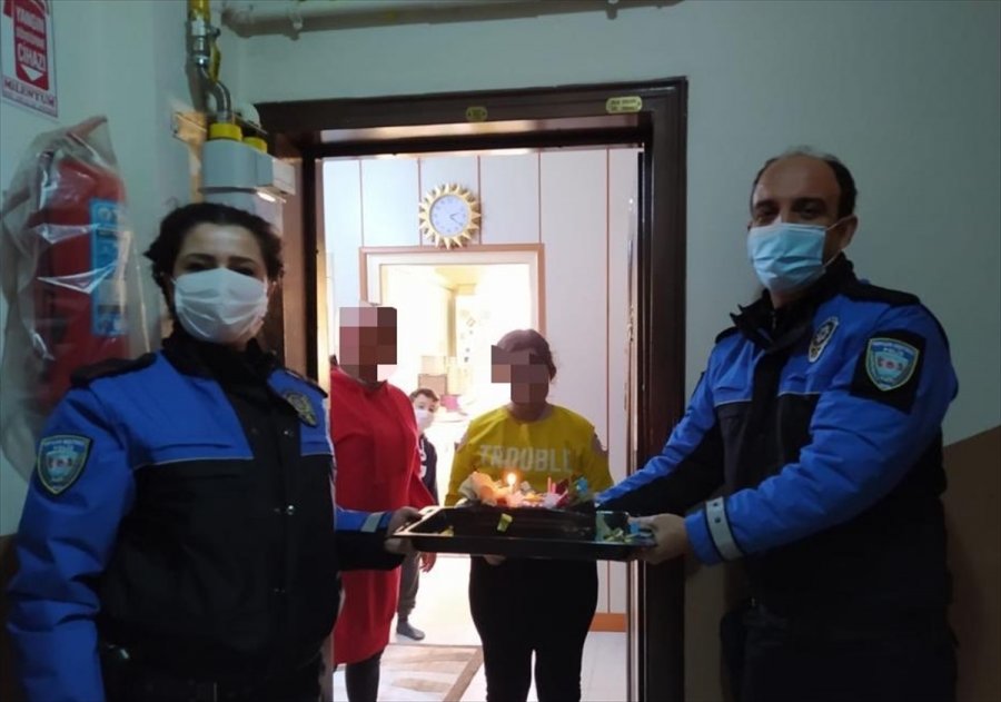Kayseri'de Polisten Down Sendromlu Genç Kıza Doğum Günü Sürprizi