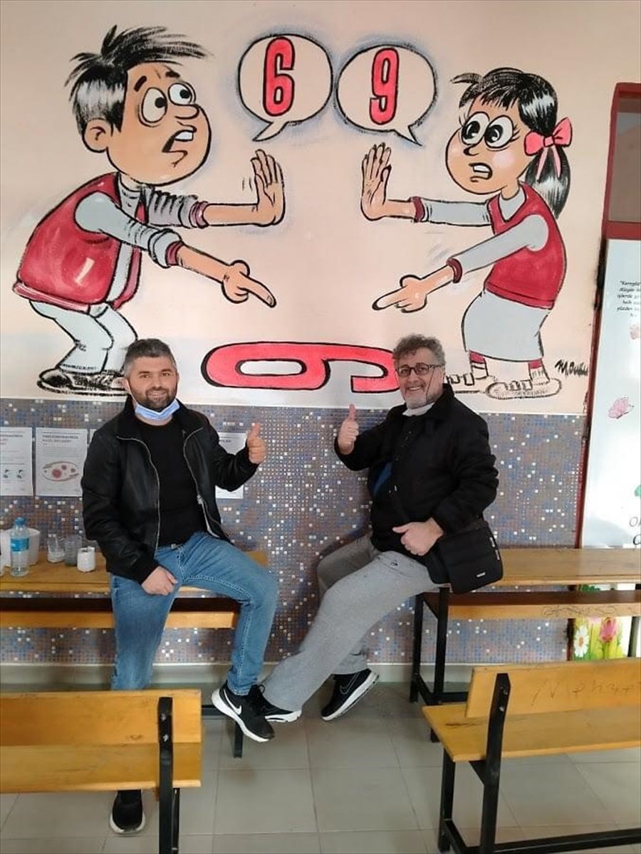 Konya'da Okul Duvarları Karikatürist Mehmet Duru'nun Çizimleriyle Renklendi