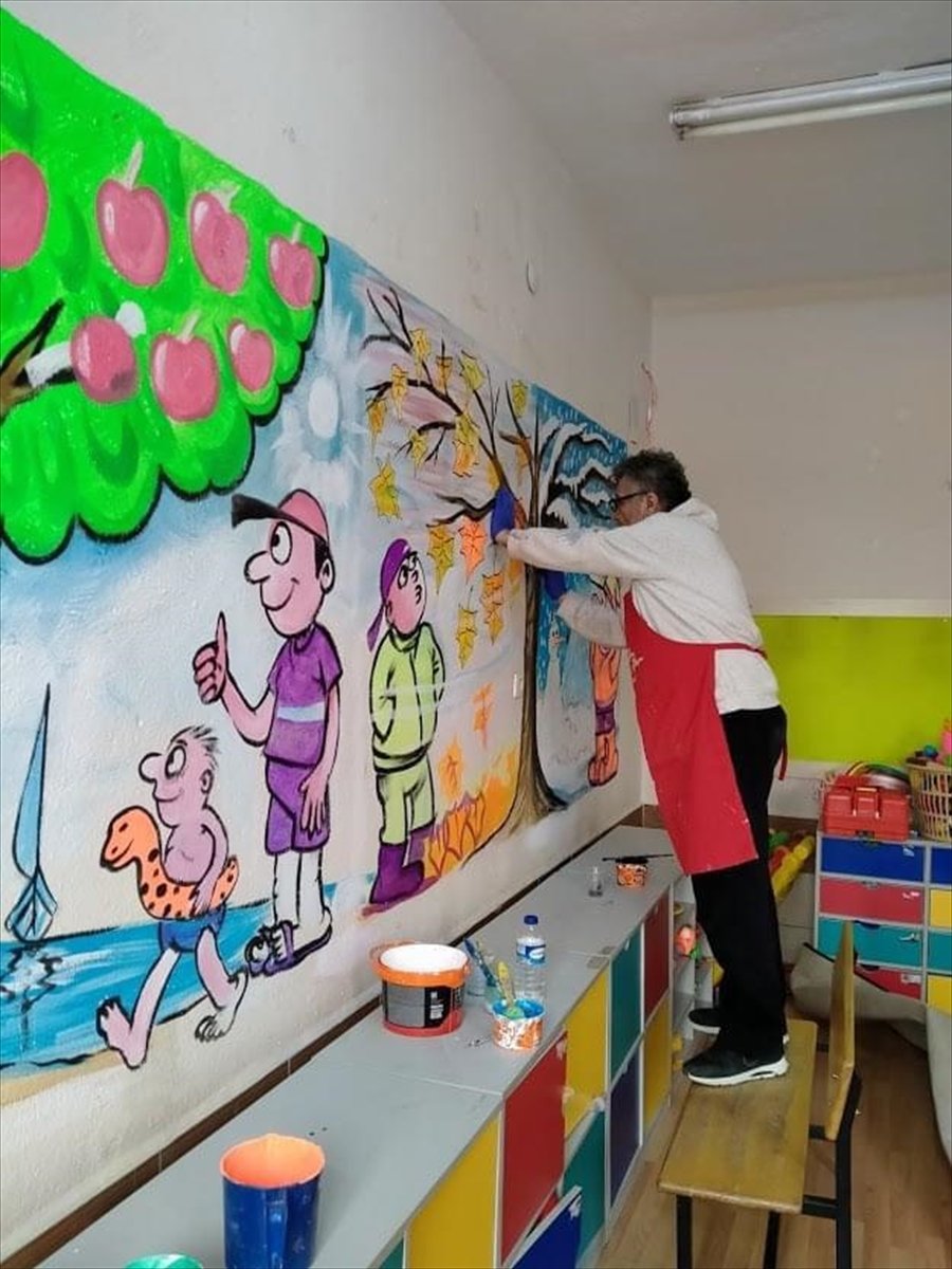Konya'da Okul Duvarları Karikatürist Mehmet Duru'nun Çizimleriyle Renklendi