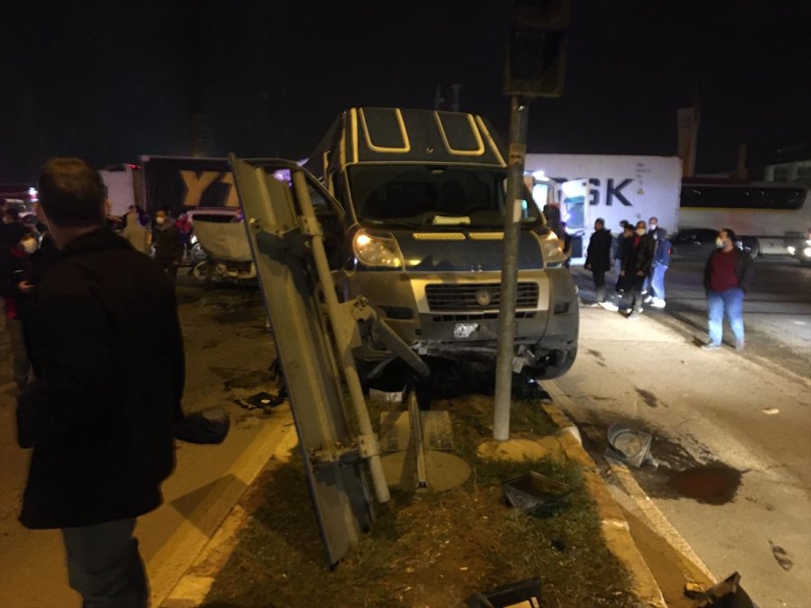 Mersin'de Kamyonet İle Otomobil Çarpıştı: 1 Ölü, 1 Yaralı