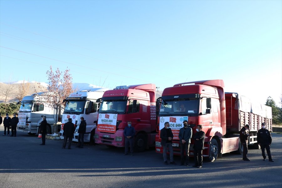 Niğde'den Suriye'ye 18 Tır Yardım Malzemesi Gönderildi