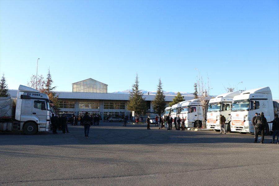 Niğde'den Suriye'ye 18 Tır Yardım Malzemesi Gönderildi