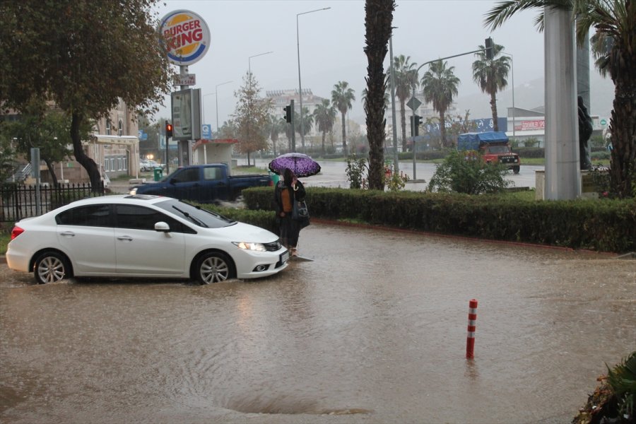 Antalya'da Sağanak Ve Dolu Etkili Oldu